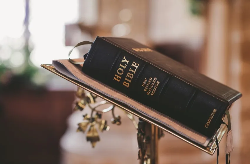  Трамп промовира американска Библија која се продава за 59,99 долари