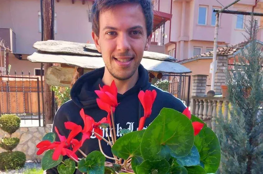 Хуманост пред се! Момче со оштетен слух продава цвеќиња за да му помогне на момче кое боледува од канцер