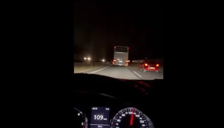  ВИДЕО Автобус дивјачки вози и претекнува возила на автопатот Тетово – Скопје