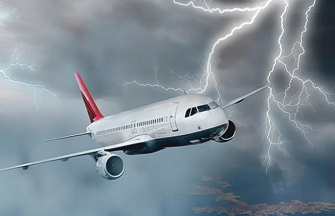  Авион на романската авиокомпанија „Таром“ бил погоден од гром