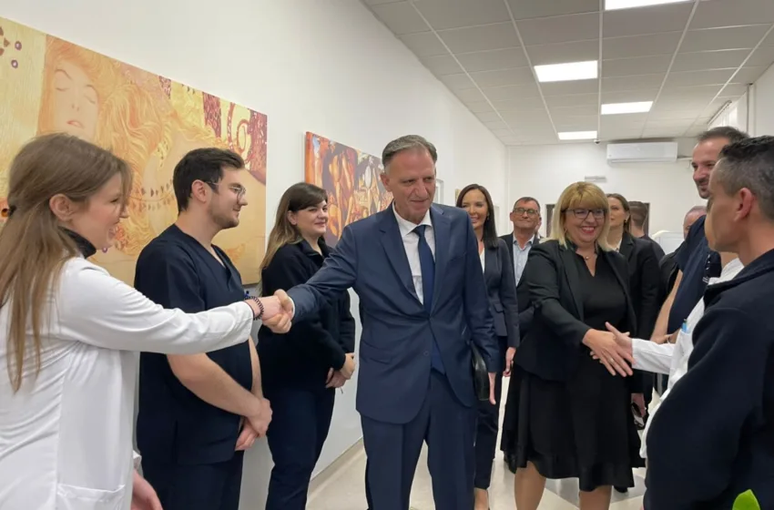  Демири: Македонскиот и шведскиот микрохируршки тим успешно изведоа комплексна микроваскуларна реконструкција на дојки