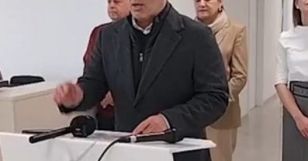 Му падна микрофонот, па кажа: „Го нема Груби да го крене сега“