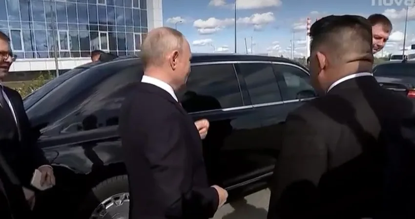  Ким Џонг-ун за прв пат се возеше во лимузината што му ја подари Путин