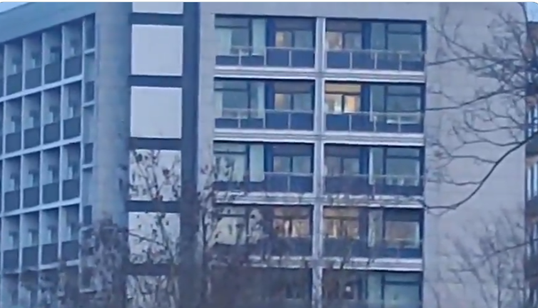 ВИДЕО Напнато во Германија: Жена упаднала во клиника, запалила факел и испраќала закани