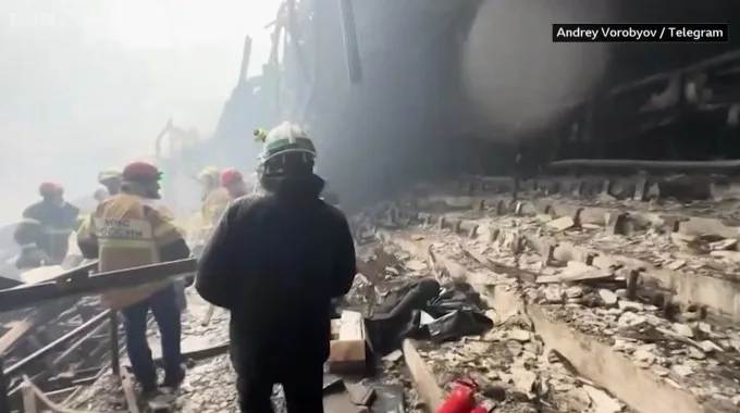 ВИДЕО: Спасувачите ги пребаруваат урнатините во Москва