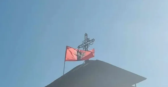  Албанско знаме поставено на црква на тетовско Кале