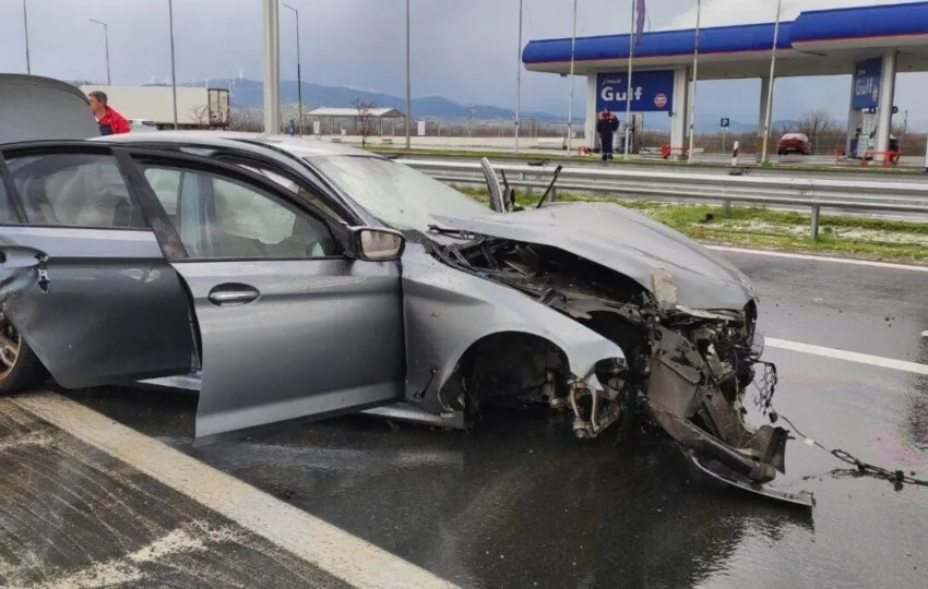Со „бмв“ вчера се забил во бензиска пумпа кај Гевгелија