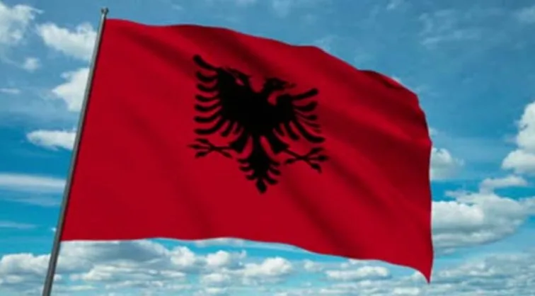  На црквата на тетовското Кале поставено знаме на Албанија