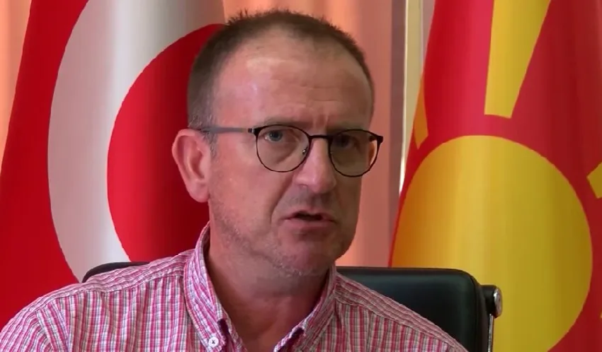  Таравари се кандидира за претседател на Македонија, а митинзите ги започнува со албанската химна