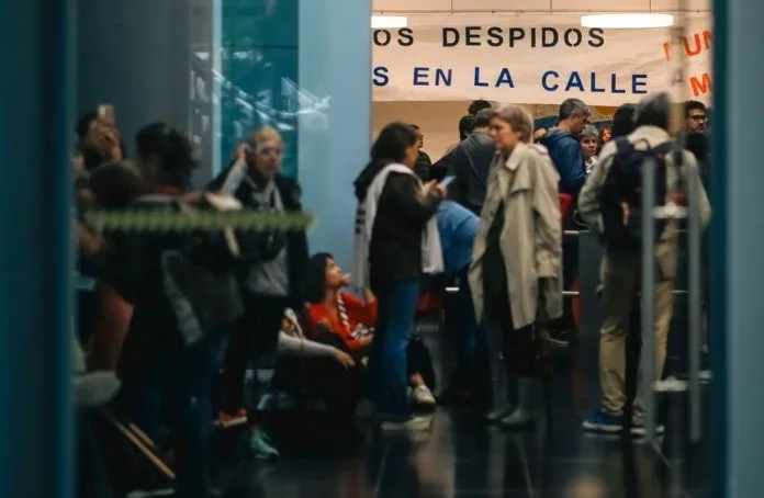  „ВРИЕ“ ВО АРГЕНТИНА: Државата отпушти 15.000 државни службеници, a тие со тапани упаднаа на работните места