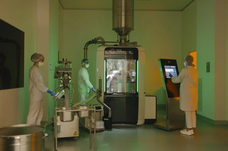  НАГРАДИ ЗА ЛОЈАЛНОСТ, ПРИВАТНО ЗДРАВСТВЕНО ОСИГУРУВАЊЕ, ПОСТОЈАН РАСТ НА ПЛАТИТЕ – еве зошто „Алкалоид“ најпосакуваниот работодавач