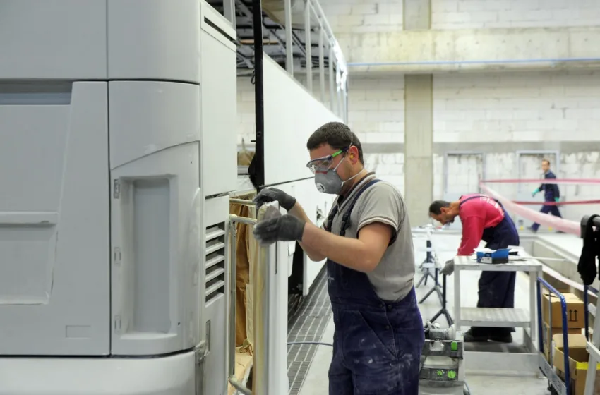  „ВАН ХОЛ“ ДОБИ НОВИ СОПСТВЕНИЦИ – договорено е производството да премине во холандската ВДЛ и германскиот „Шмиц Каргобул“