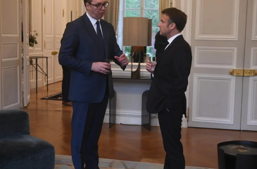 ЗБОРУВАЛЕ СО МАКРОН: Дали Вучиќ ќе воведе санкции за Русија?