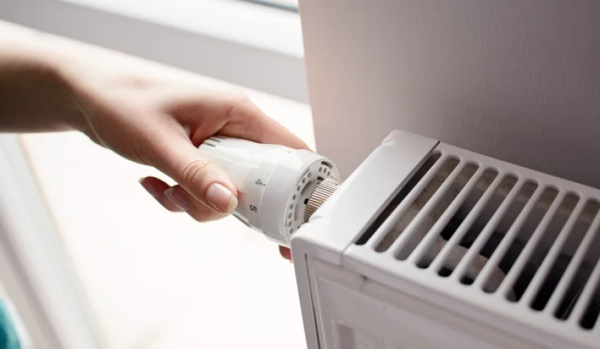  НЕ МУ СЕ ПЛАШЕТЕ НА СТУДЕНИОТ БРАН, ИАКО ДЕНЕСКА ЗАВРШУВА ГРЕЈНАТА СЕЗОНА – ако е многу ладно, пак ќе ни пуштат парно