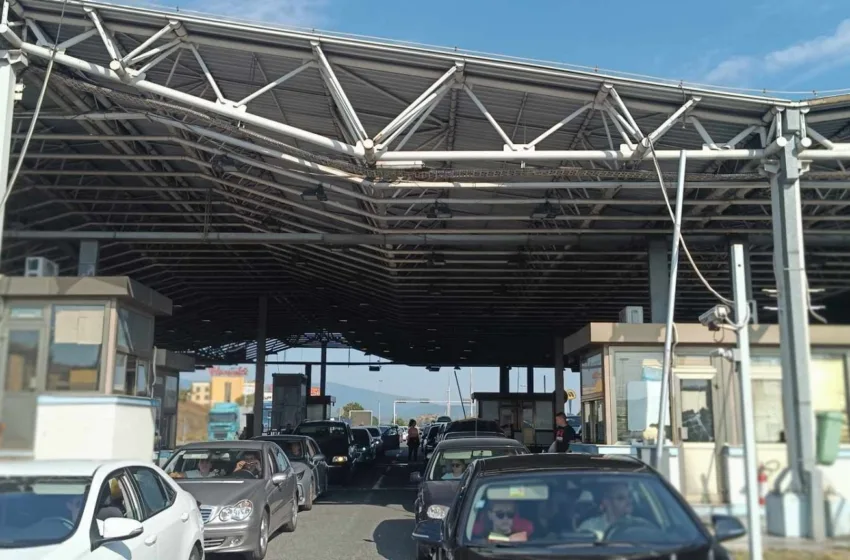  ГРЦИТЕ БИ САКАЛЕ ДА ГИ ИЗБЕГНАТ „ПАТЛИЏАН“ ТУРИСТИТЕ: Еве каква храна се одзема на граница и што е забрането да се носи при влез