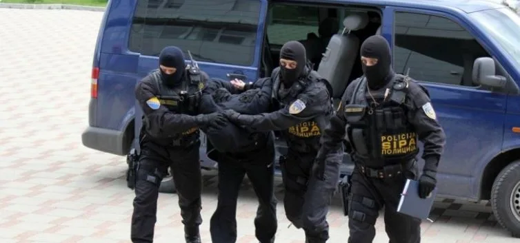  УАПСЕНИ ВОДАЧИ НА ФЕДЕРАЛНАТА ПОЛИЦИЈА: Голема акција на СИПА во Сараево, Зеница и Мостар поради врски со картелот „Тито“