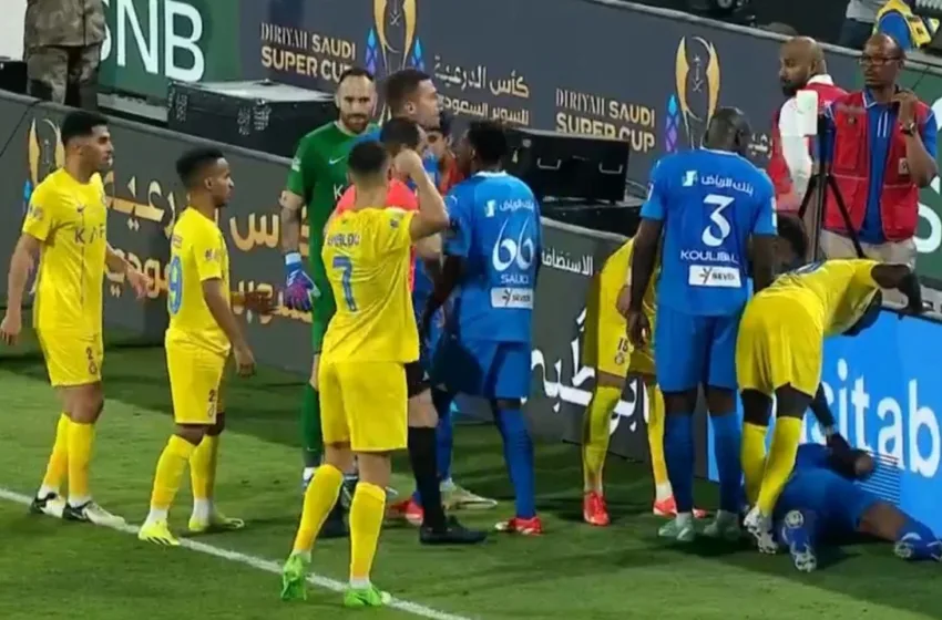  Нов скандал на Роналдо: Удри со лакт противнички играч, па сакаше да му удри бокс на судијата (ВИДЕО)