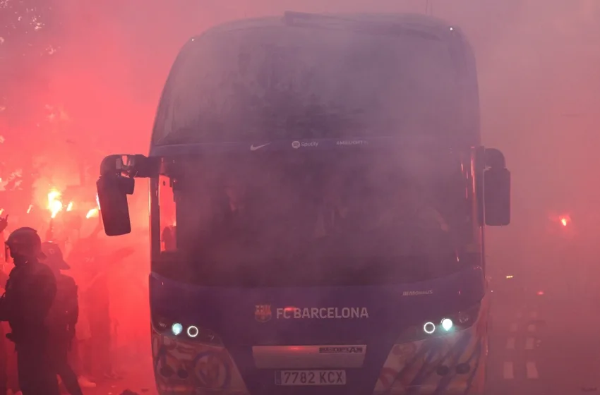  Шпанските навивачи по грешка го нападнаа автобусот на Барселона (ВИДЕО)