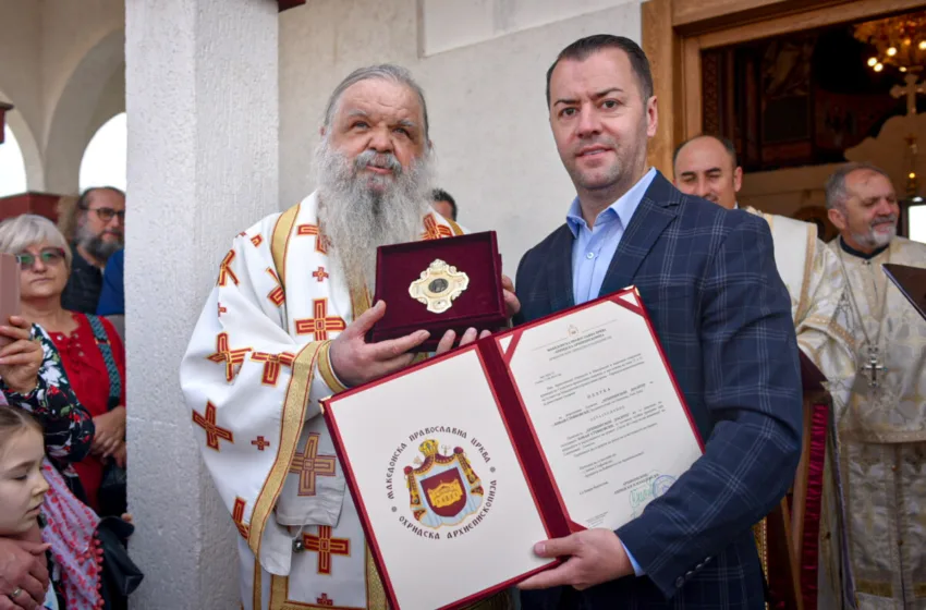  Градоначалникот Стефковски одликуван со Орден од МПЦ