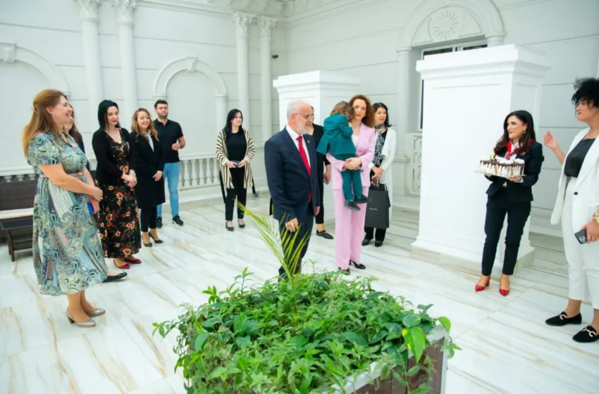 Џафери славеше роденден, цело семејство со торта дојде во Владата