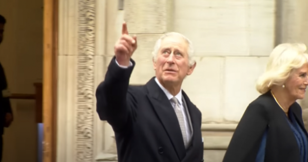  (ФОТО+ВИДЕО) Новите банконоти со ликот на Чарлс Трети ги воодушевија јавноста и колекционерите