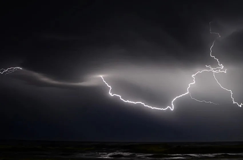  Се очекува невреме проследено со пороен дожд и грмежи, никако не се кријте под дрво!