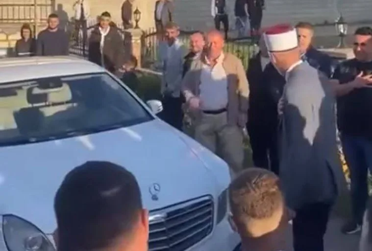 (ВИДЕО) Рамазански подарок ,,мерцедес’’ за оџата од Арачиново
