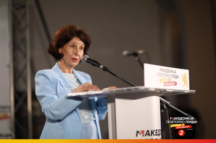  Силјановска Давкова: Мора да имаме уставен патриотизам, да ги почитуваме основните одредби на Уставот