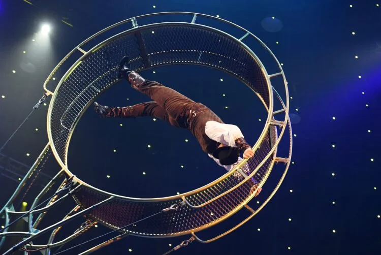  Хорор во циркус, изведувачот падна од „точка на смртта“: Публиката гледаше како лежи на земја во болки и грчеви