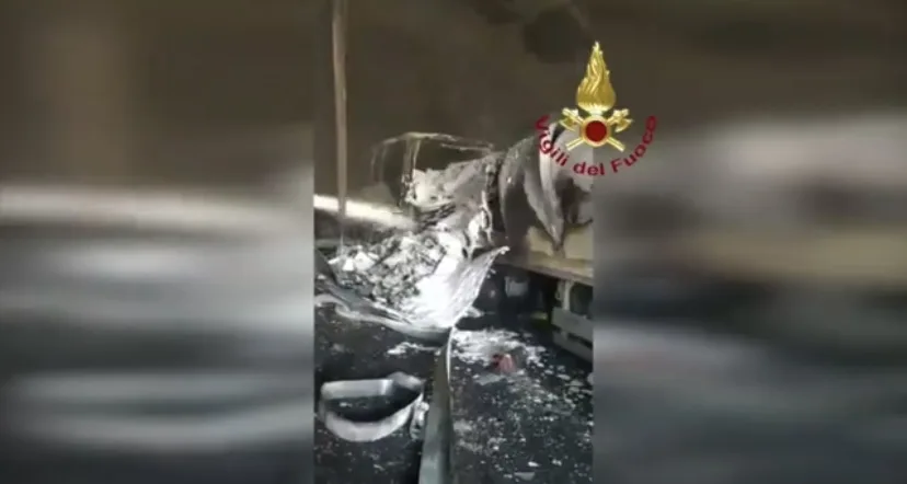  ВИДЕО: Објавено видео, погледнете што остана од македонскиот автобус по несреќата во Италија, едно лице загина