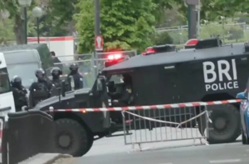 ВИДЕО ПОЛИЦИЈАТА ГО БЛОКИРШЕ ПАРИЗ! Маж влезе во иранскиот конзулат, се заканува дека ќе се разнесе