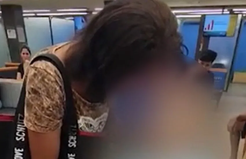  ПРЕДУПРЕДУВАЊЕ: Снимката е вознемирувачка – жена дошла во банка со мртов маж да земе кредит?!