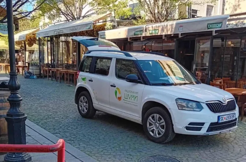  Возило на „Национални шуми“ се користи за дотур на роба во кафеана во Дебар Маало