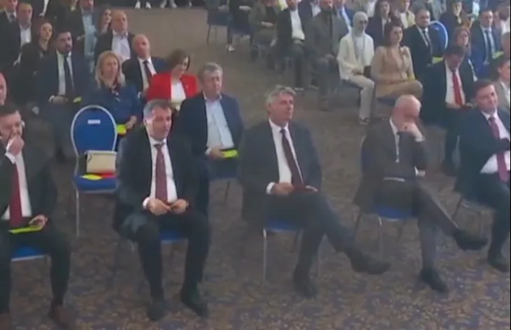  Ахмети на импровизирана седница го избра Села за претседател на Собранието, ги усвои и измените на Уставот!