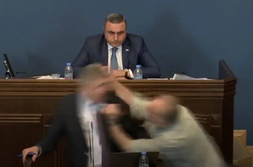  Хаос во Парламентот: Грузиските политичари се степаа за време на расправа за контроверзен закон