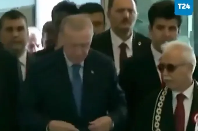  Нова хит снимка на Ердоган: Телохранителот на турскиот претседател му подари чешел, а потоа цела делегација МОРАШЕ ДА ЗАСТАНЕ!