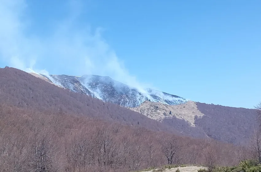 ЦУК: Со хеликоптерска помош ренџери гасат пожар на Шара