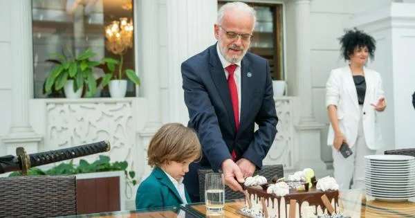 (ВИДЕО) Џафери наполни 62 години: Семејството му дојде на гости на работа