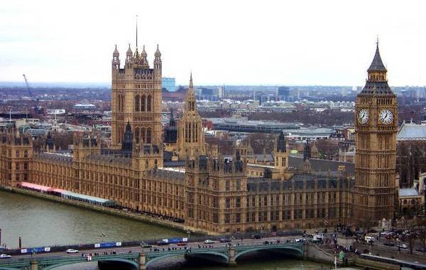 Британските конзервативци сакаат да воведат задолжителен воен рок