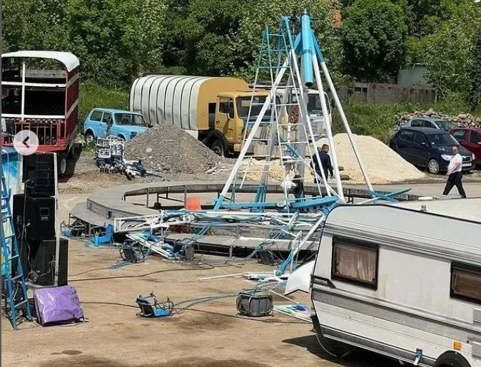 НАЈТЕШКО ПОВРЕДЕНОТО ДЕТЕ (13) ИТНО ПРЕНЕСЕНО ВО НИШ: се урна рингишпил во Србија, меѓу повредените брат и сестра (ФОТО)