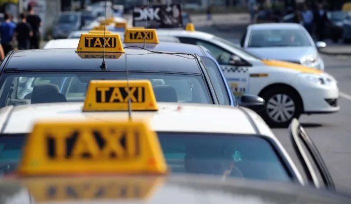  ФАКТОР АНАЛИЗА: Скап ли е такси превозот во Скопје? Колку заработуваат најпопуларните компании?