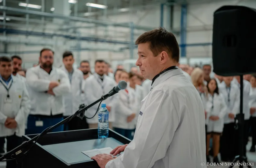  Сопственикот и главниот оперативен тим одушевени од развојот на Костал во Охрид, компанијата почнува сериско производство на технолошки најнапредна електроника за Фолксваген