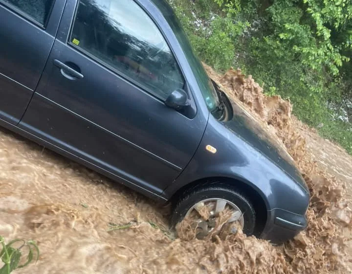  (ВИДЕО) СПАСЕНИ ДВЕ ЖЕНИ И ДЕТЕ ВО УЖИЦЕ: Нивниот автомобил беше потопен