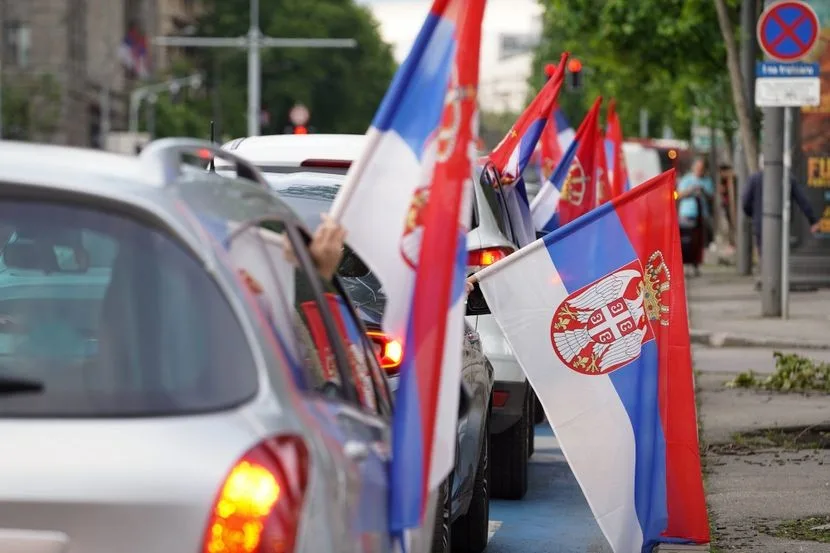 ПОДДРШКА ЗА ВУЧИЌ: Колони возила со српско знаме во Белград и Косовска Митровица