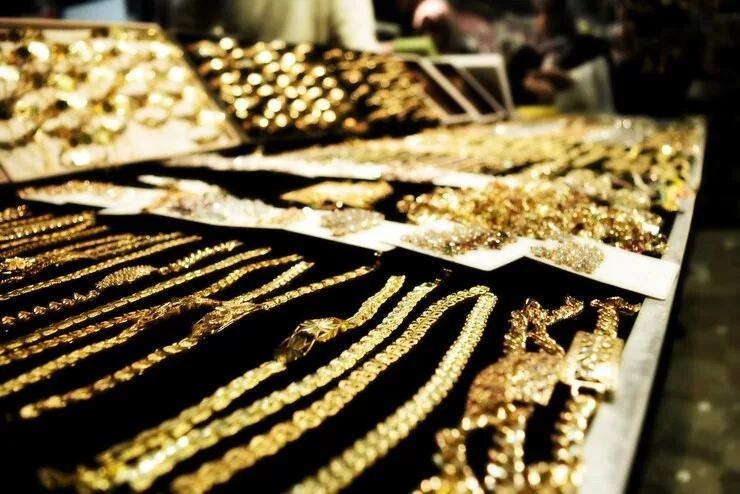  ЗЛАТОТО ПОСКАПЕ: Луѓето купуваат златен накит за матура, но многу помалку од порано