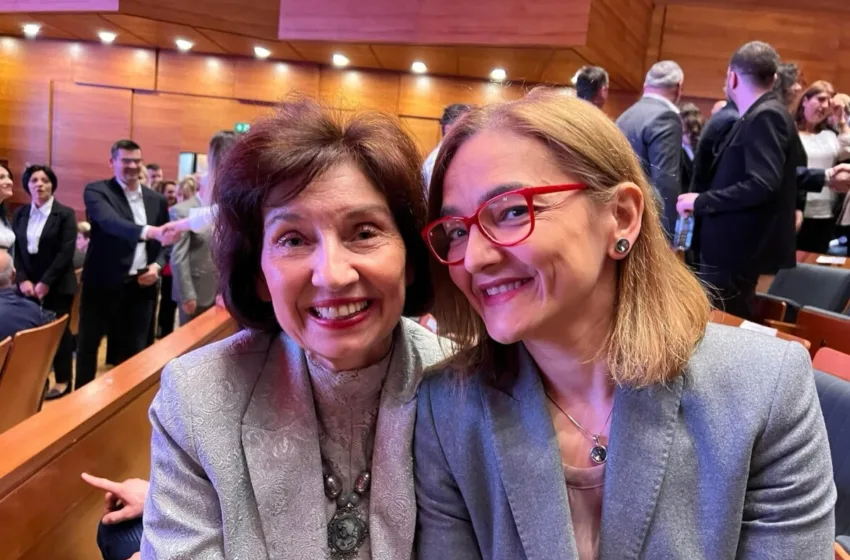 Јанкуловска објави фотографија со Силјановска и порача: За прв пат во историјата Македонија доби жена за Претседател!