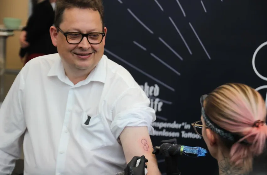  Германски претставници ги истетовираа буквите О и Д: Што значи тоа?