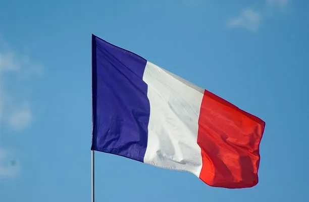  Францускиот министер за економија со своето возило удри велосипедист во Париз