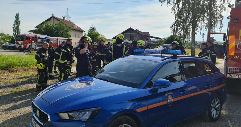 (ВИДЕО/ФОТО) Први снимки од авионската несреќа кај Загреб: Телото на загинатиот е заробено под урнатините, повредените се изнесуваат со хеликоптер