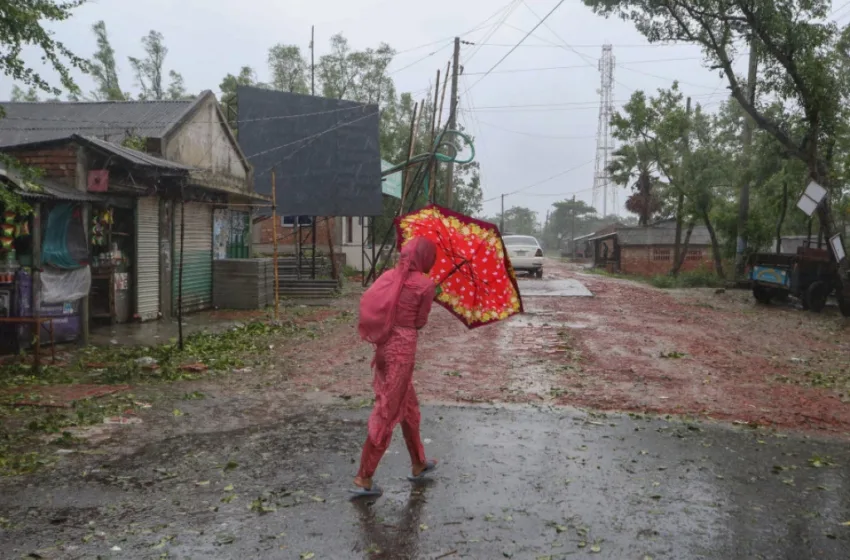  Бројот на загинати од циклонот во Бангладеш и Индија се искачи на 16
